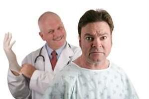 O médico realiza um exame digital da próstata do paciente antes de prescrever tratamento para prostatite